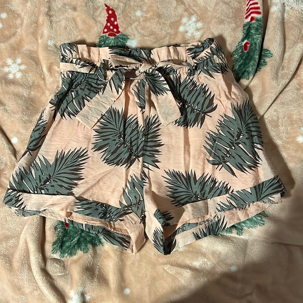 Adorable beach Print tie shorts!!! Super cute worn once size small!